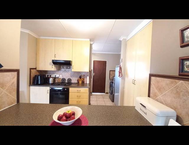 3 BEDROOM TOWNHOUSE FOR SALE IN MORELETAPARK